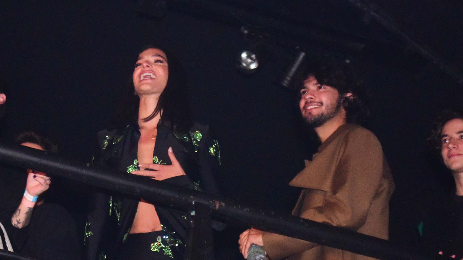 Bruna Marquezine e Xolo Maridueña curtem o show de Priscila Alcantara