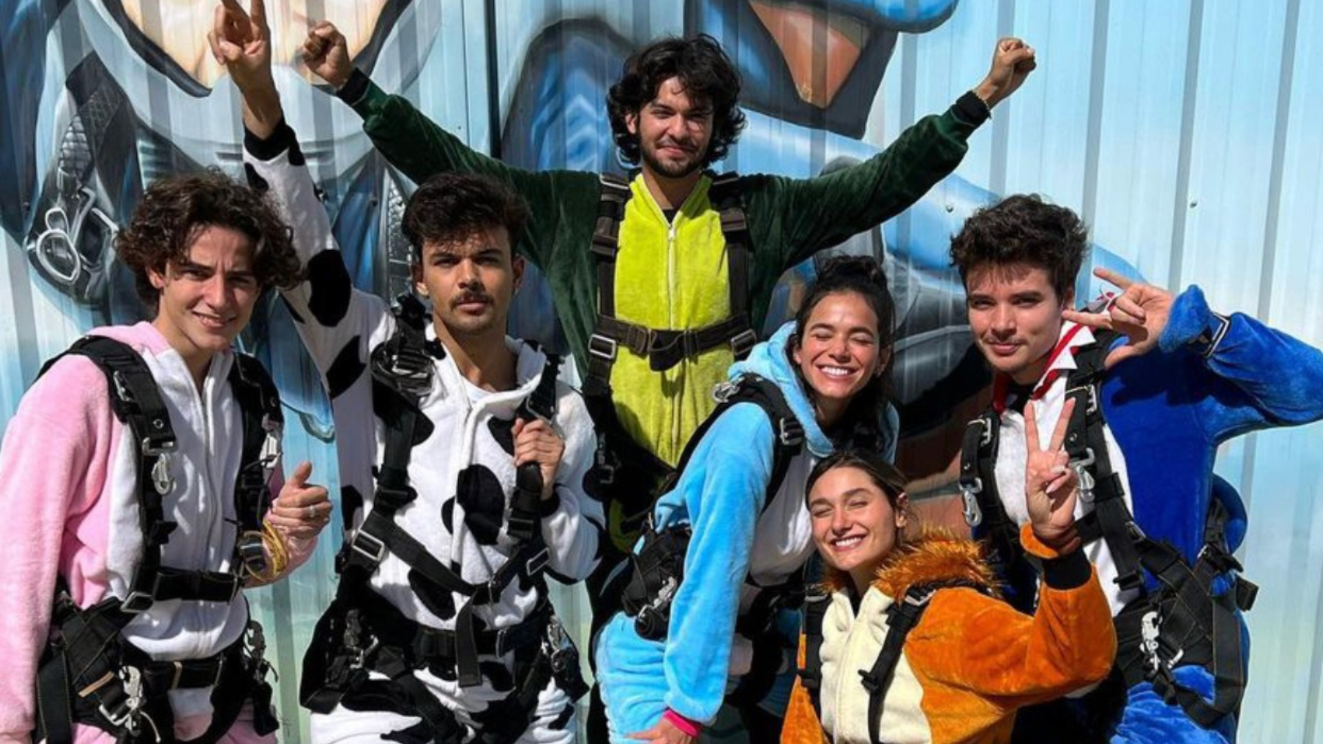 Bruna Marquezine e Xolo Maridueña aproveitam aventura aérea com amigos