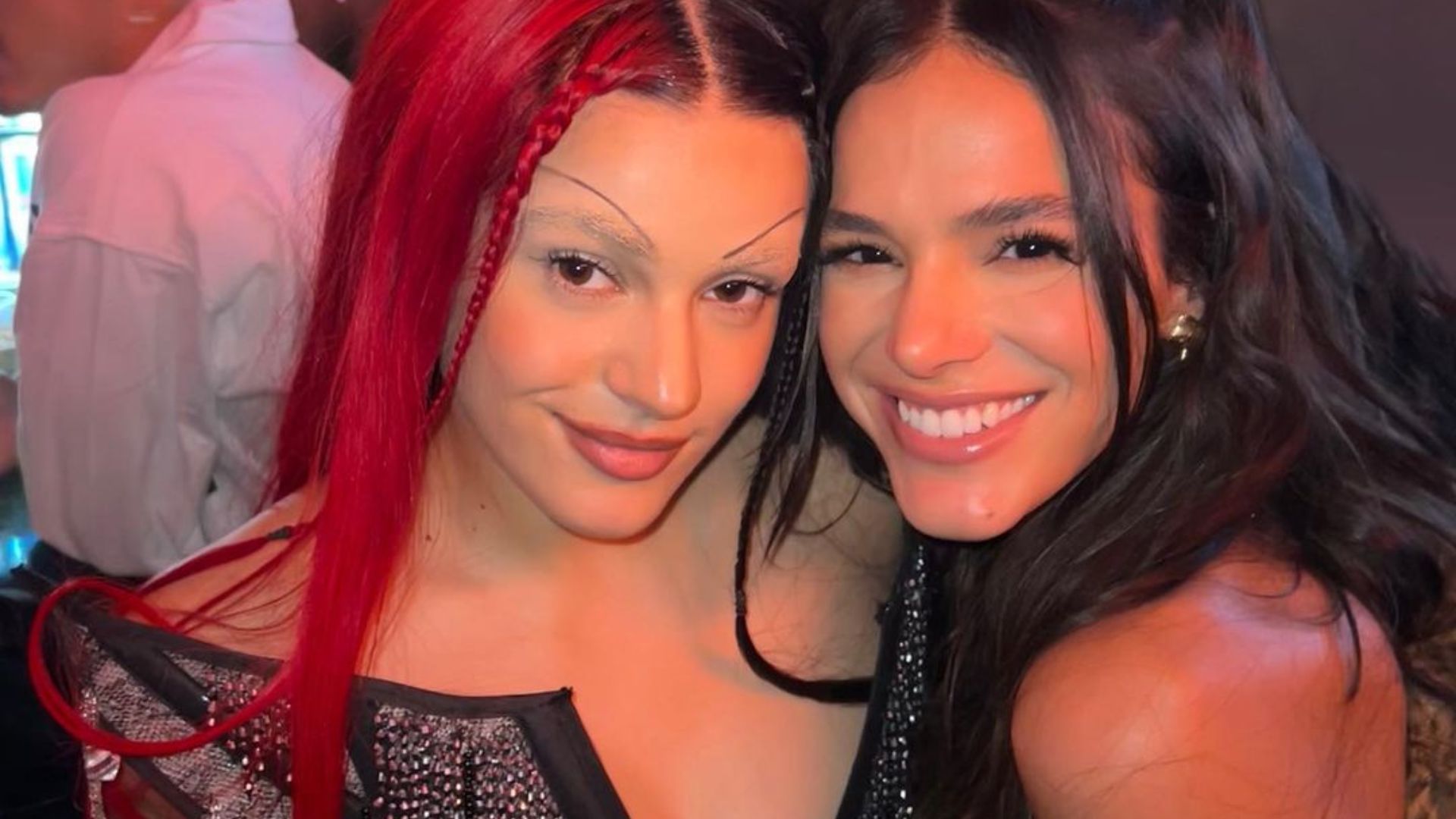 Bruna Marquezine mostra encontro com Rosalía e recebe mensagem da cantora
