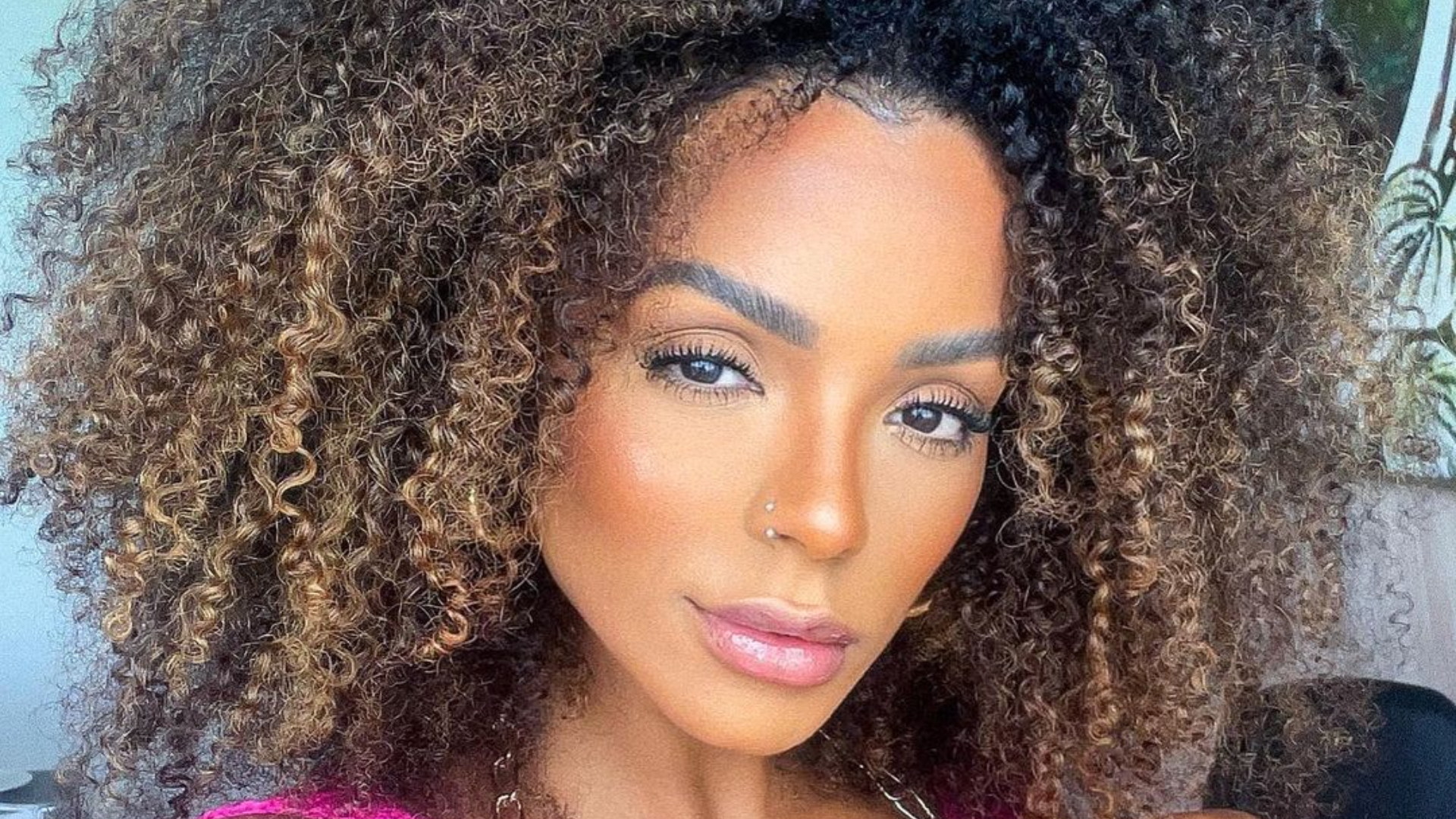 Brunna Gonçalves exibe corpaço em biquíni de oncinha