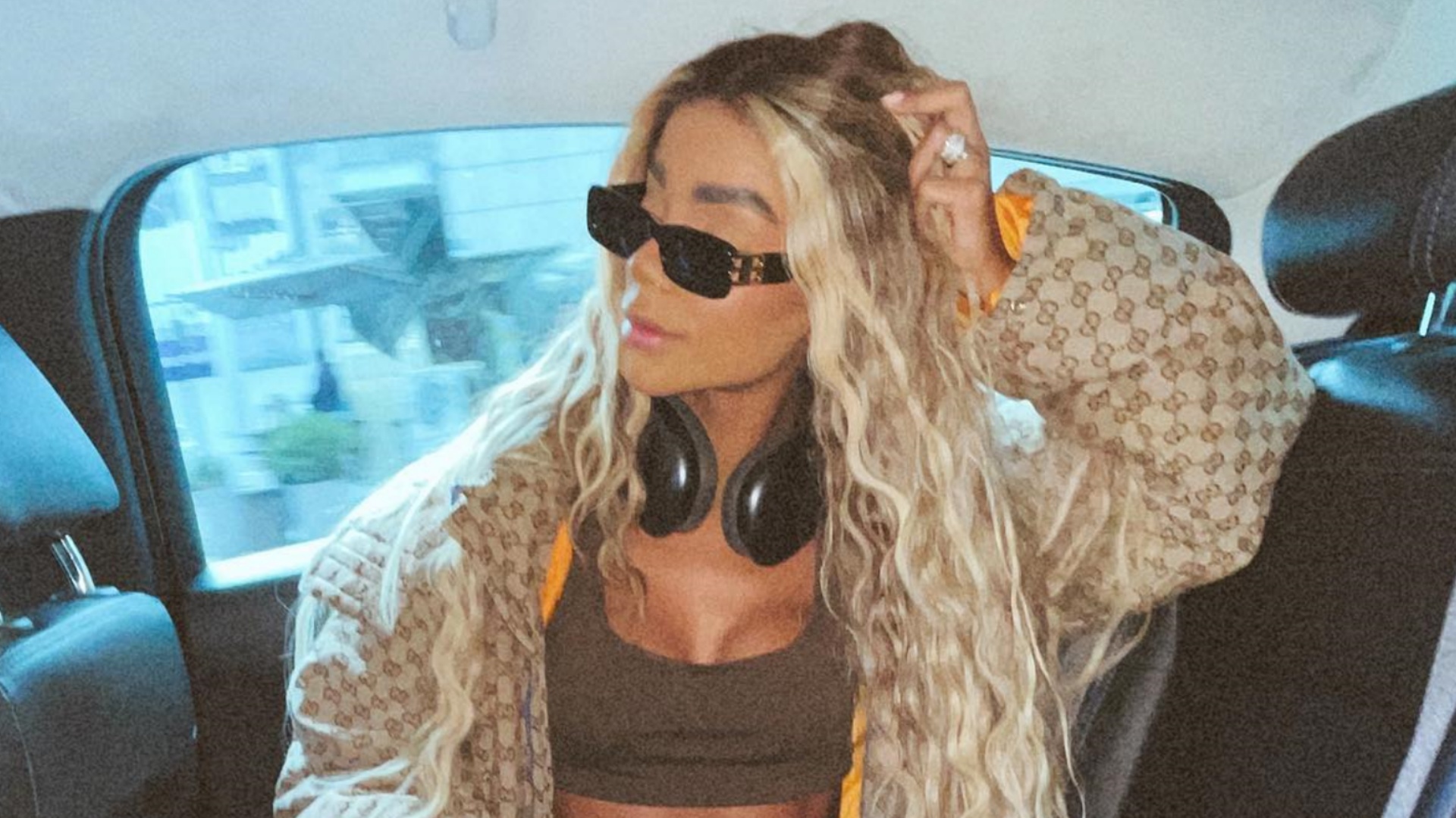 De top, Brunna Gonçalves exibe o corpão sarado em foto improvisada no carro: ”Inusitado”