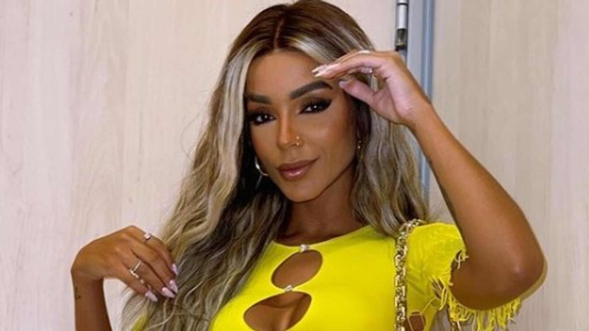 Brunna Gonçalves aparece de barriga à mostra com look colorido para show de Ludmilla