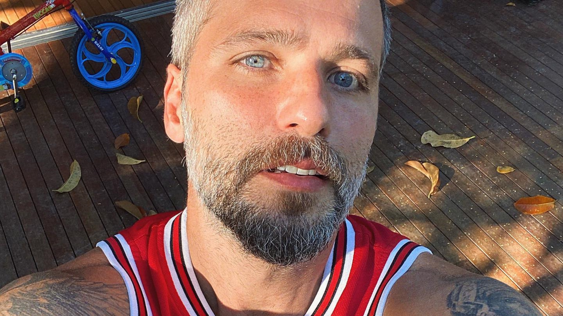 Em Portugal, Bruno Gagliasso curte dia na praia com a família