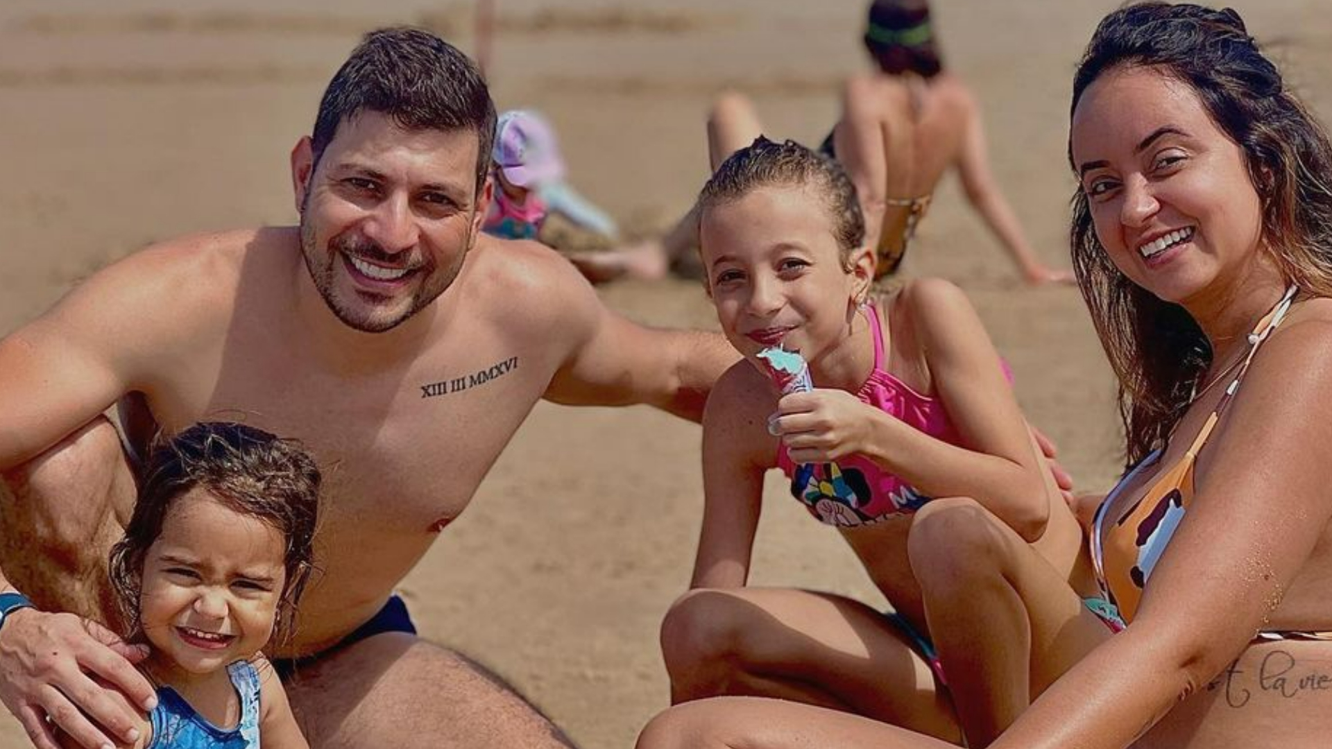 Em Pernambuco, ex-BBB Caio Afiune curte praia na companhia da família: ”Meus amores”