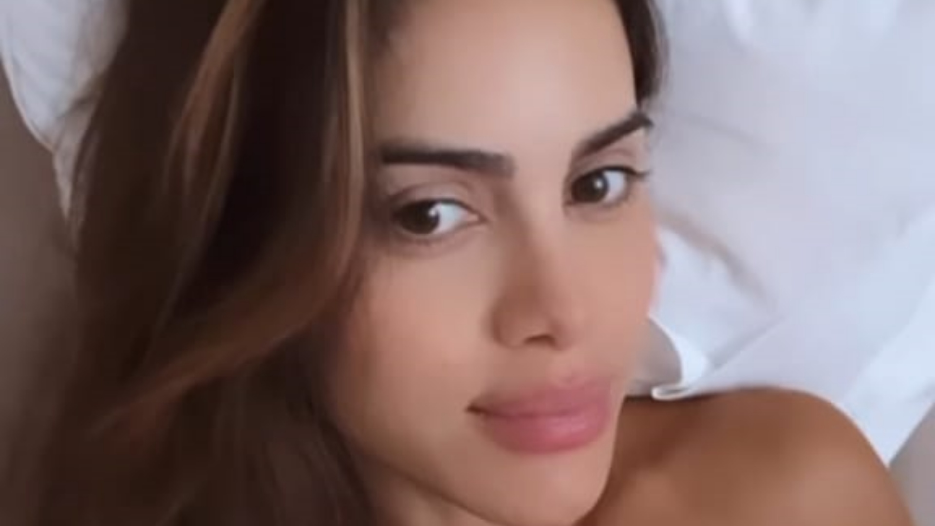 Camila Coelho surge amamentando o filho e comemora: “Ele pegou muito rápido”