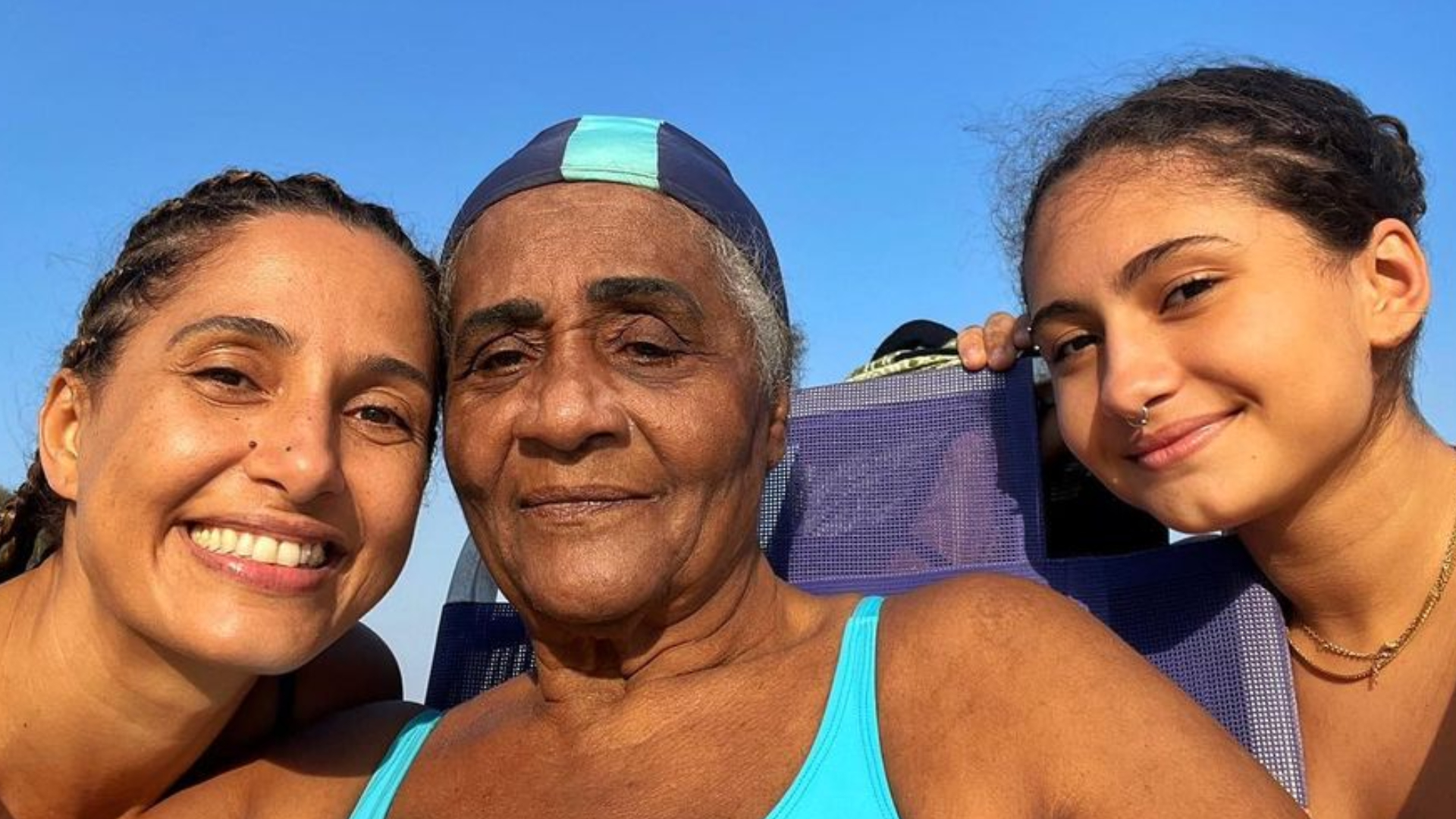 Camila Pitanga curte dia de sol na praia com a mãe e a filha: ”Tal mães, tal filhas”