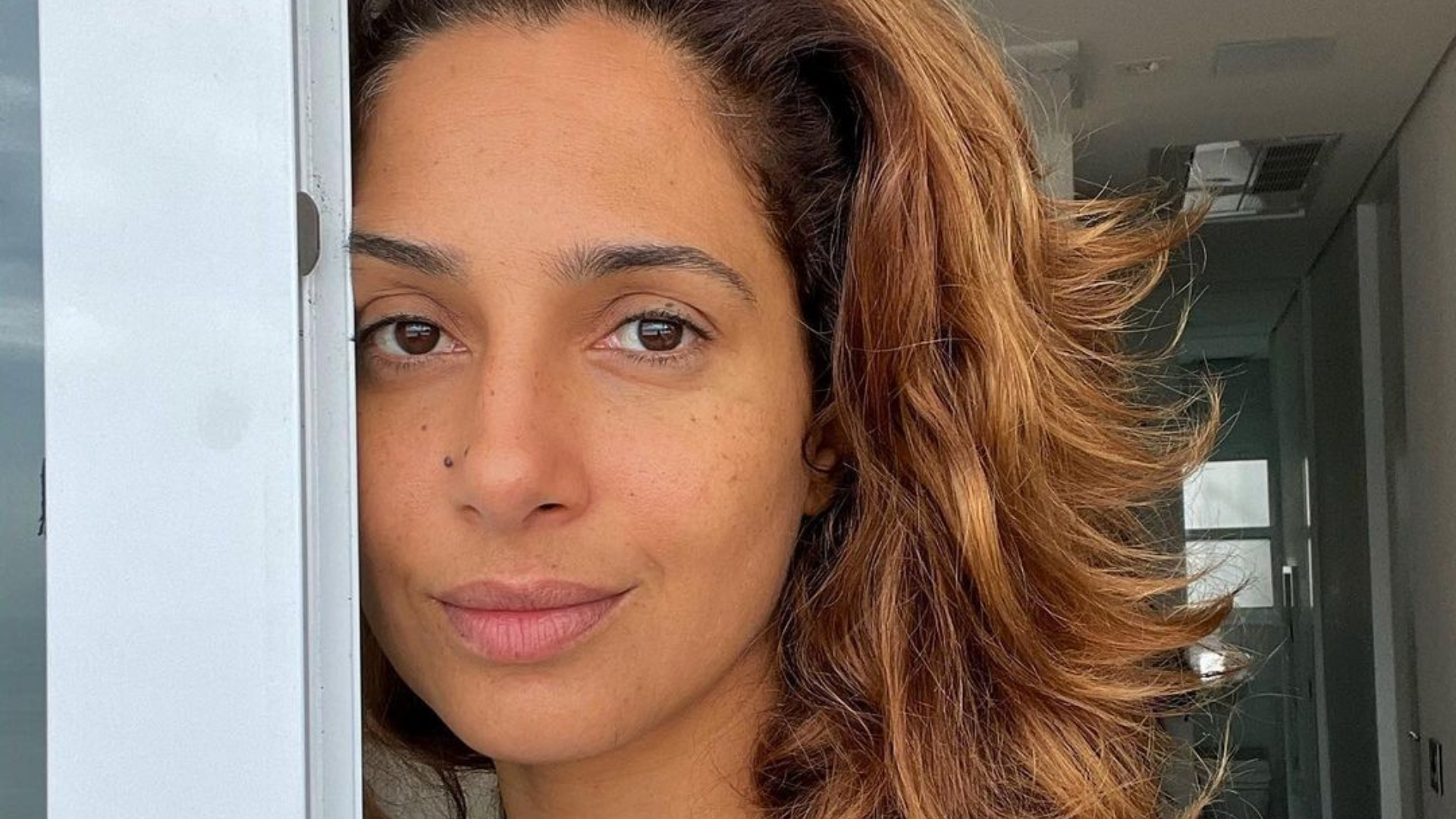 Camila Pitanga esbanja beleza natural em fotos sem maquiagem