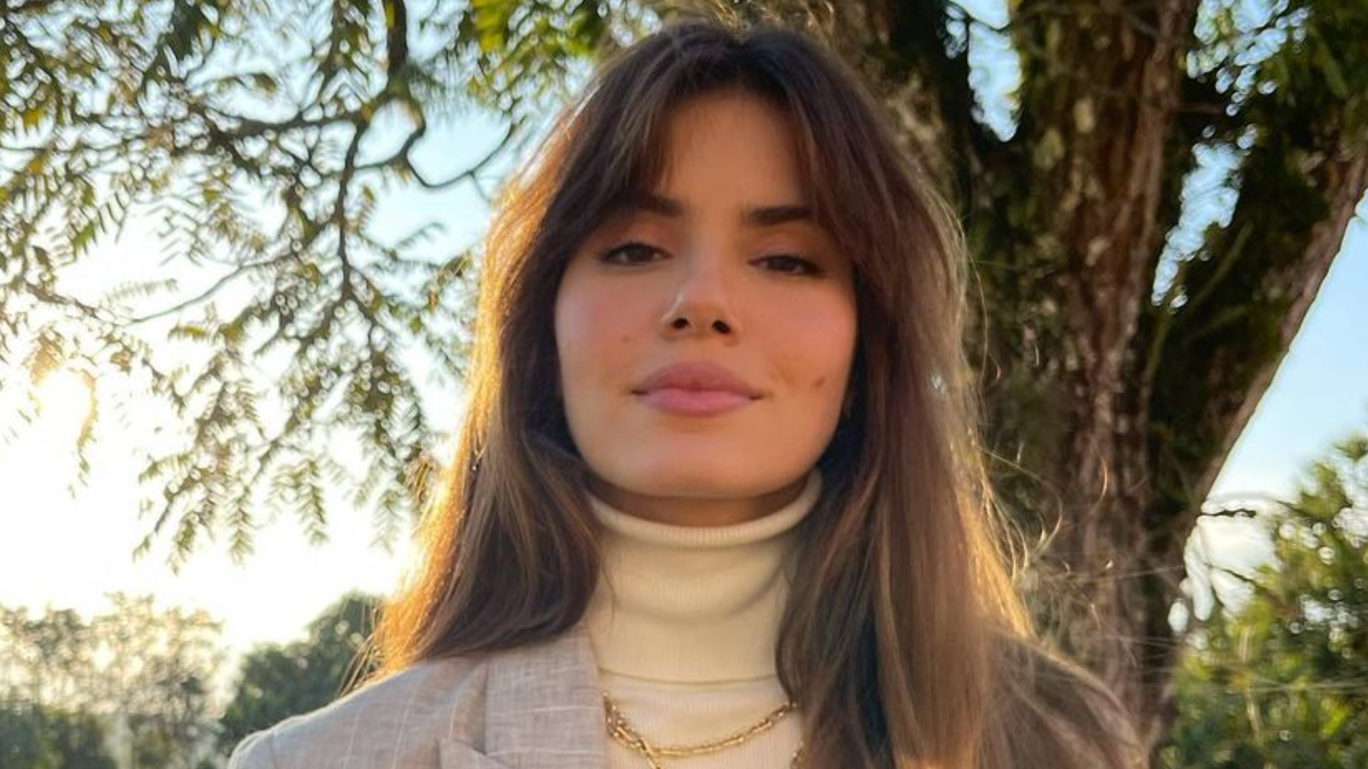 Camila Queiroz curte descanso em casa: “Segundos de respiro”