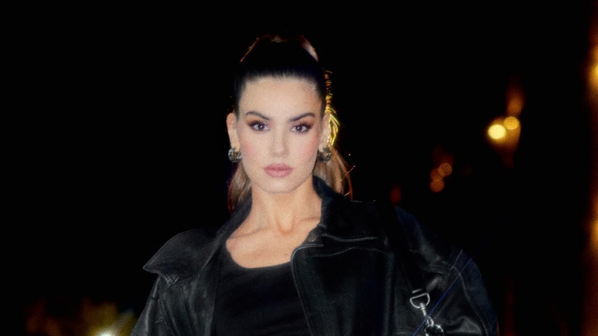 Camila Queiroz deixa saia até o limite para curtir show de Rosalía em São Paulo