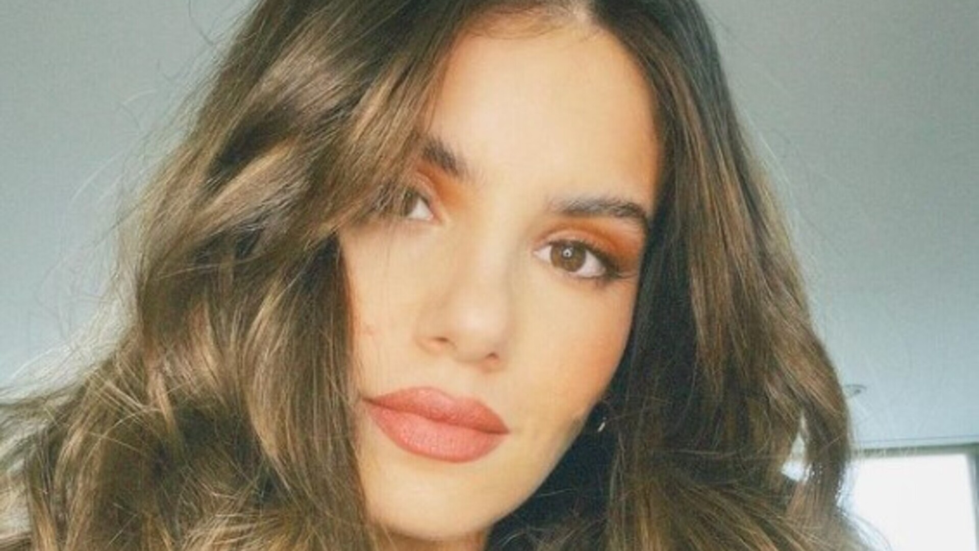 Camila Queiroz esbanja beleza ao aparecer toda produzida em selfies