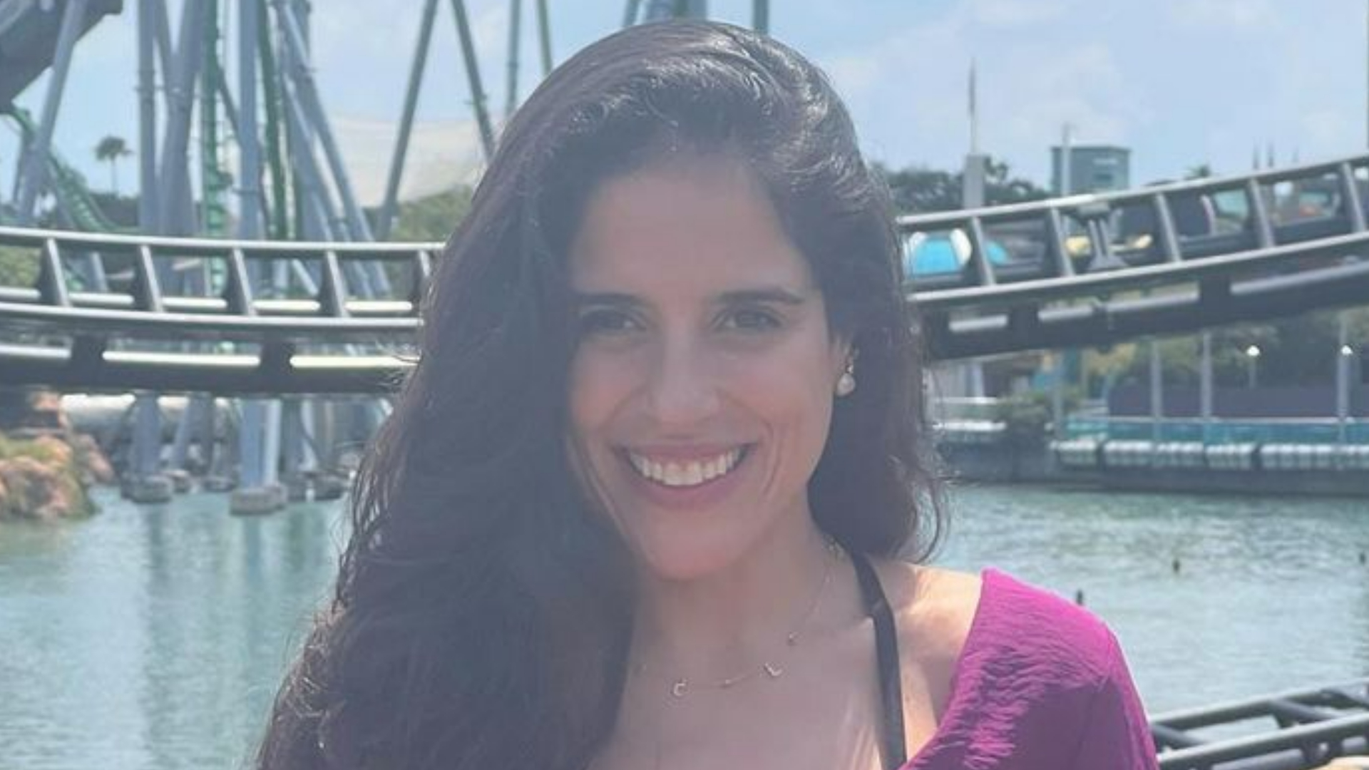 Camilla Camargo aposta em saia micro para curtir parque de diversões: ”Muito linda!”