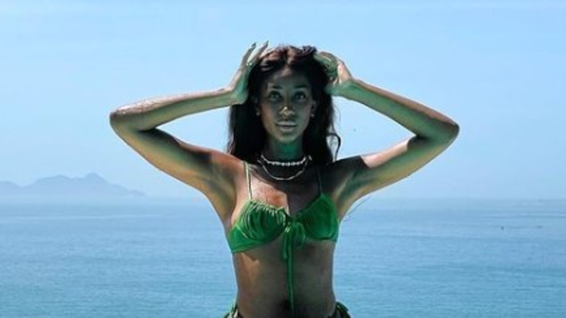 Camilla de Lucas esbanja beleza ao aparecer de biquíni em novas fotos