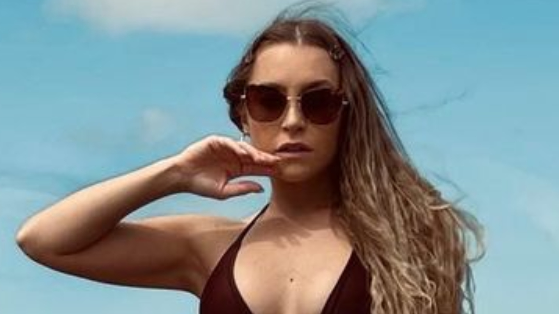 Carla Diaz ostenta curvas impecáveis em biquíni cavado: ”Que perfeição”