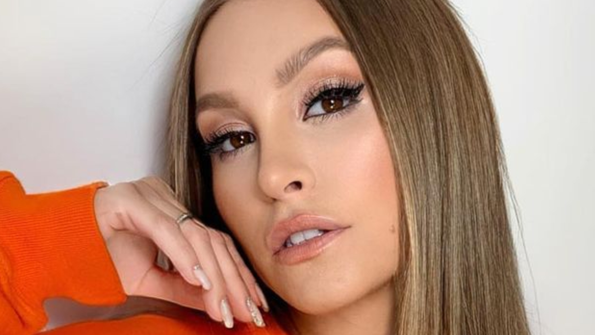 Carla Diaz aposta em conjuntinho vibrante de top e saia: ”Um espetáculo”