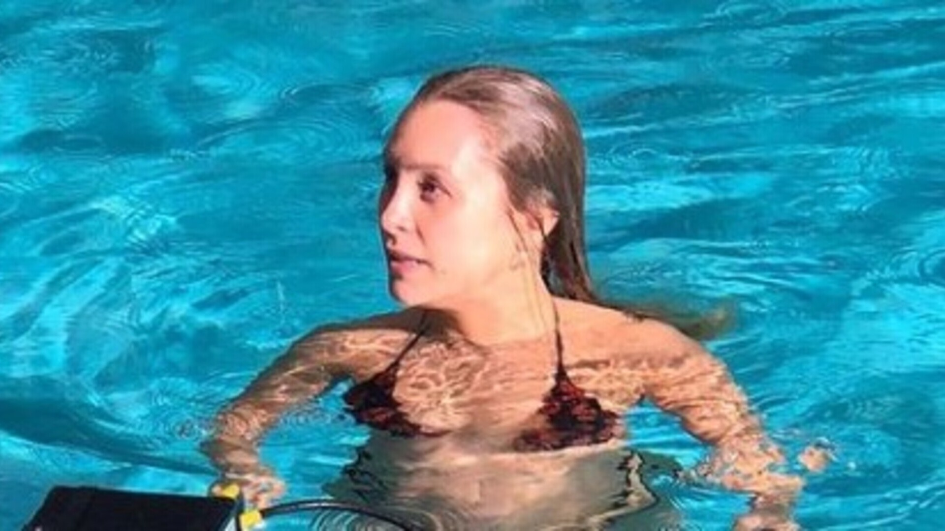 Carla Diaz surge de biquíni em gravações na piscina