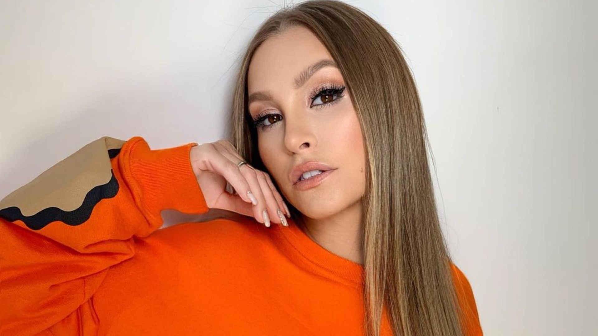 Carla Diaz posa com look brilhante e esbanja poder em vídeo: “Perfeita”
