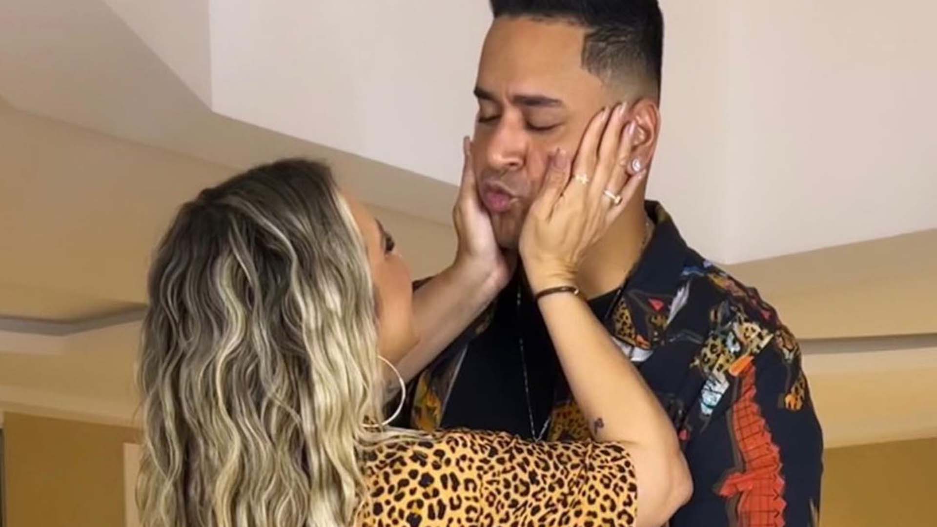 Carla Perez dá beijão no marido, Xanddy, em novas fotos