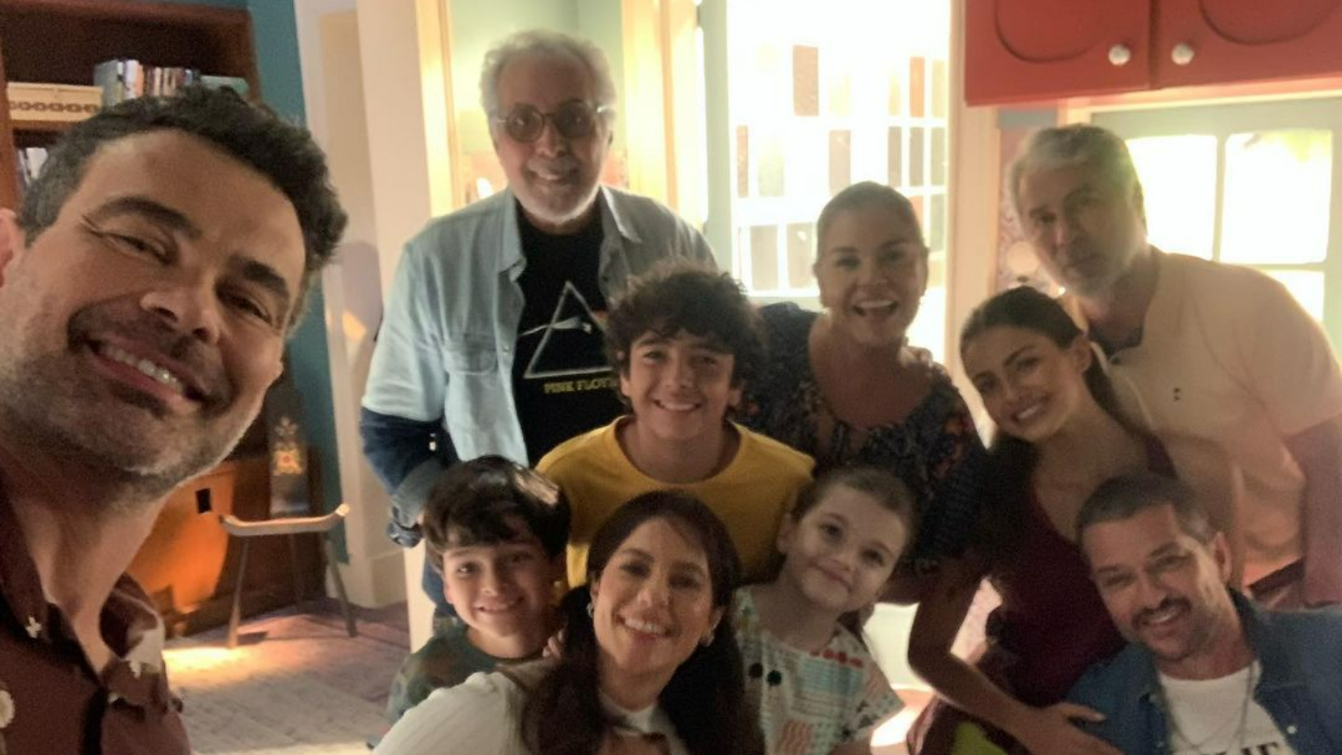 Carmo Dalla Vecchia exibe bastidores divertidos ao lado de elenco de ‘Cara e Coragem’