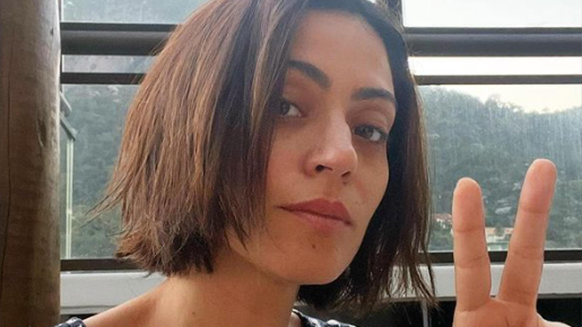 De biquíni, Carol Castro deixa tatuagem à mostra