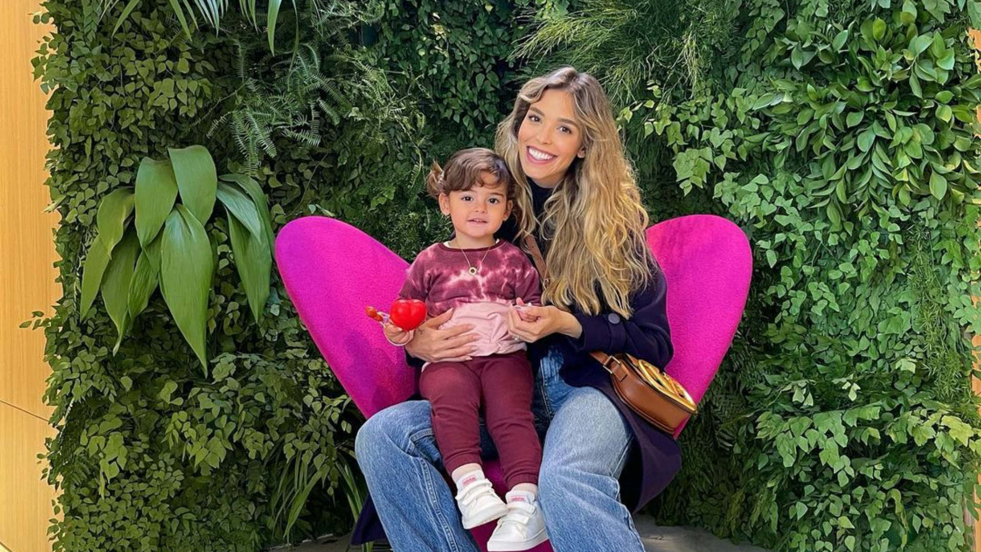 Carol Dias se derrete ao fotografar a filha, Esther, andando a cavalo: ”Ela gostou naturalmente”