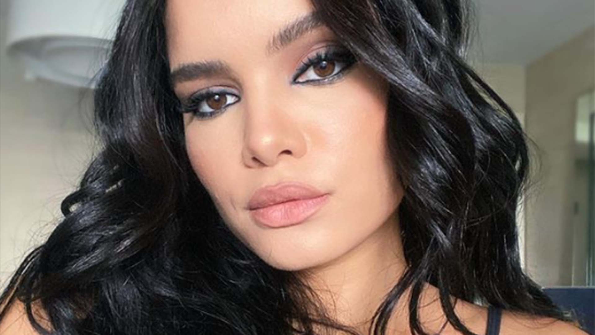 Carol Macedo aparece com biquíni cavado em viagem especial