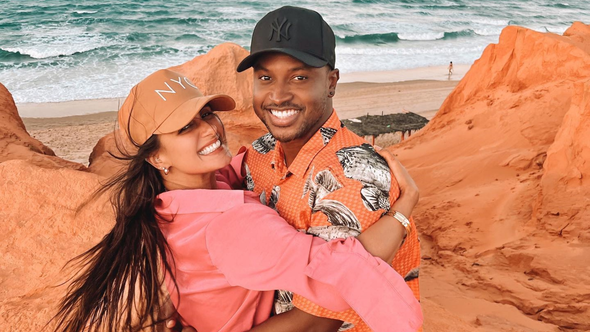 Carol Peixinho surge em clima de romance com Thiaguinho durante viagem