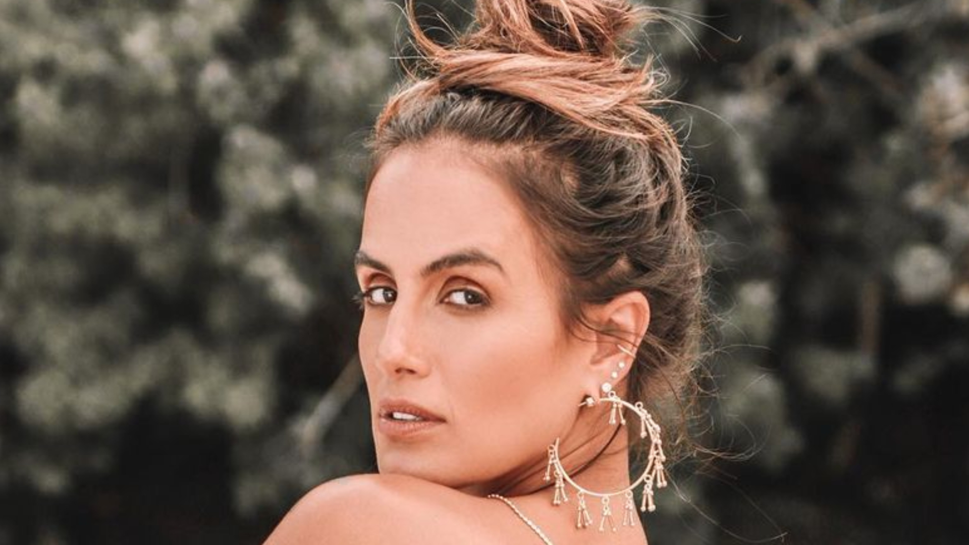 Carol Peixinho faz topless na praia e arranca elogios da web: ”Meta de beleza”