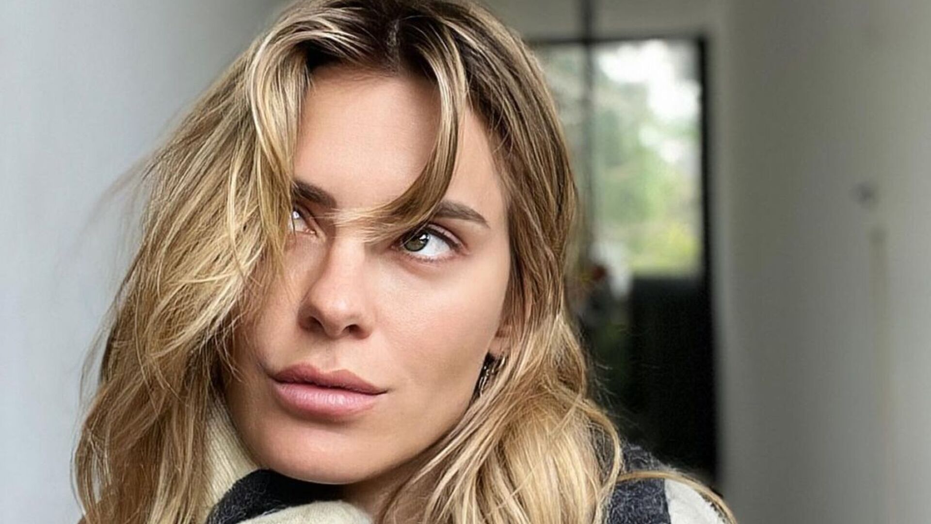 Sem sutiã, Carolina Dieckmann abaixa a blusa e esbanja beleza natural