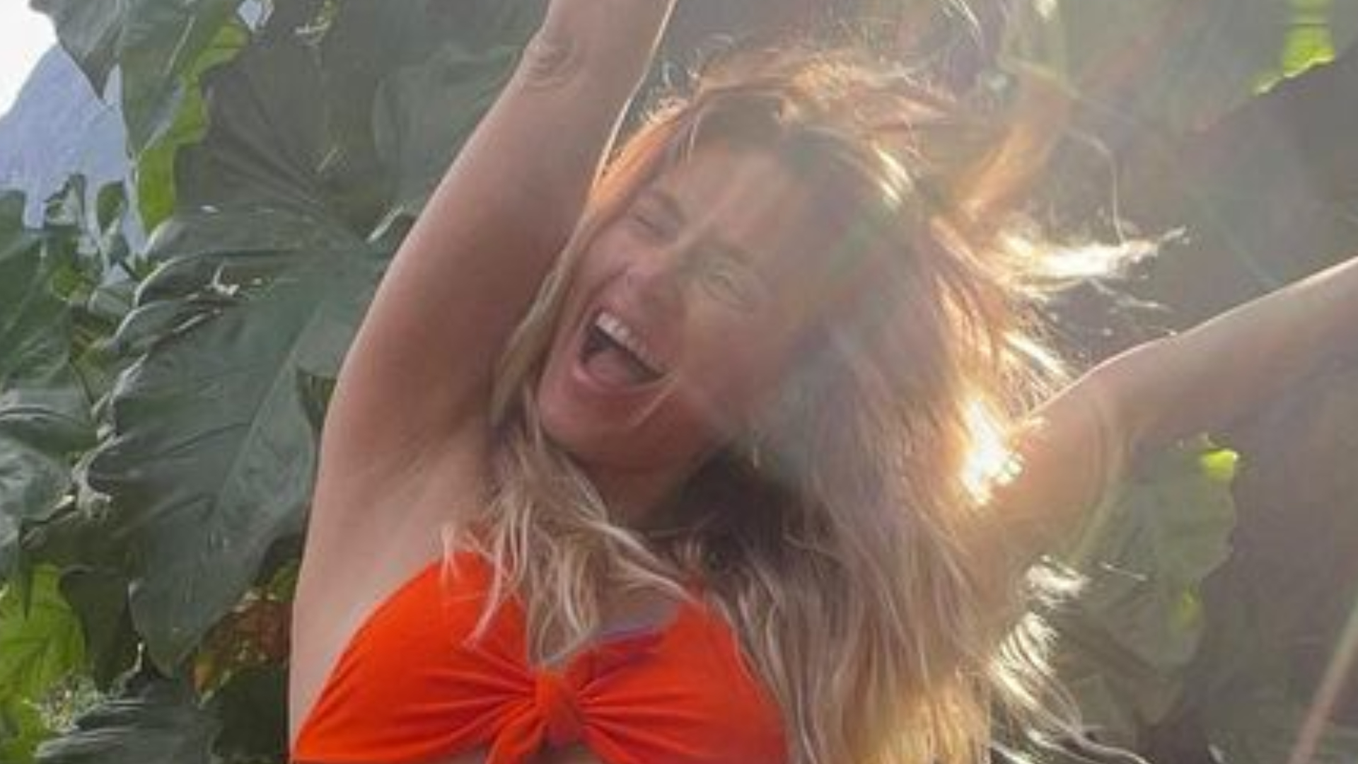 Carolina Dieckmann exibe corpo sarado em biquíni laranja