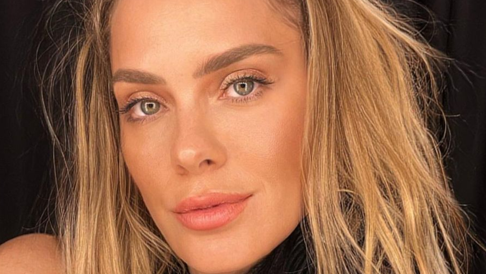 Carolina Dieckmann encanta ao posar produzida com brincão diferente: ”Do nada”