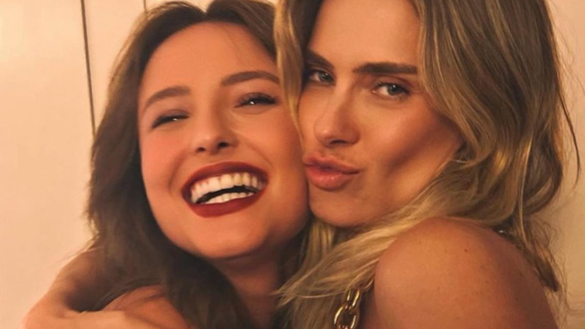 Carolina Dieckmann posa ao lado de Larissa Manoela e se declara com mensagem especial: “Iluminada”