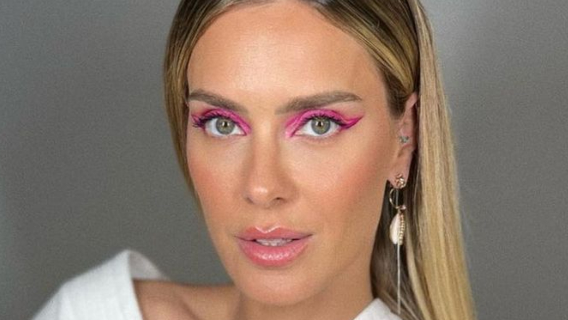 Carolina Dieckmann esbanja beleza e causa na web ao aparecer só de roupão