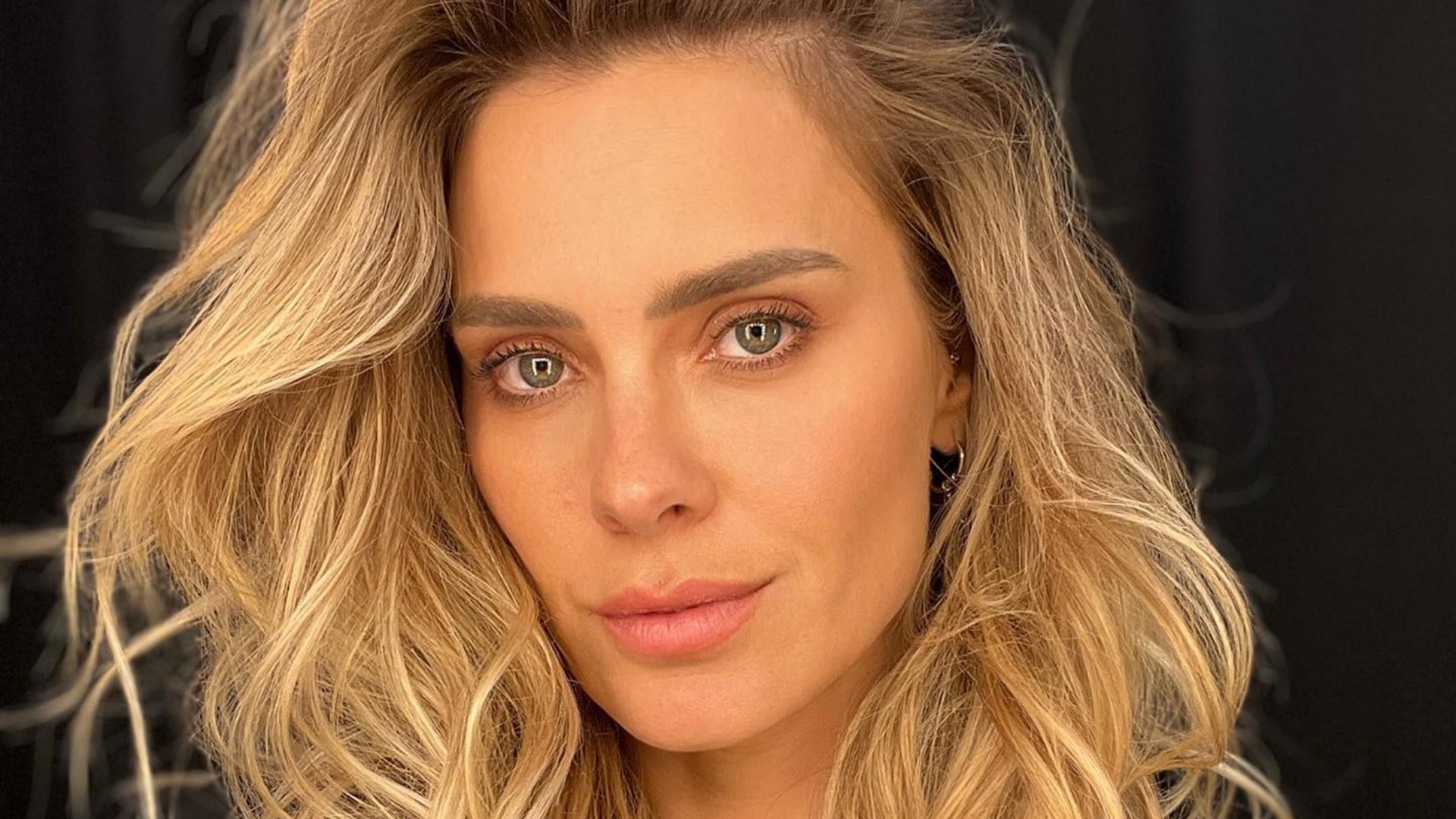 Aos 43 anos, Carolina Dieckmann exibe rosto perfeito nos bastidores: ”3 da manhã”