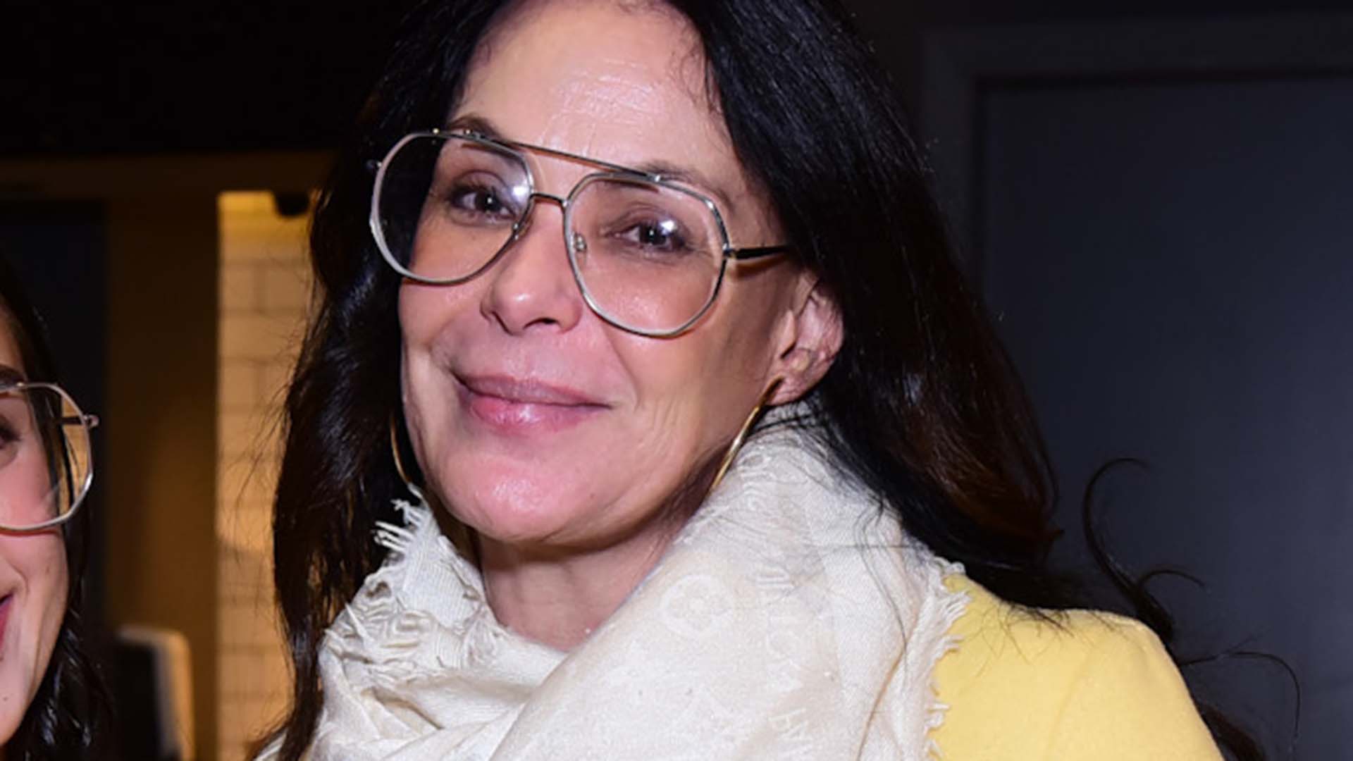 Carolina Ferraz faz rara aparição com a filha mais velha, Valentina