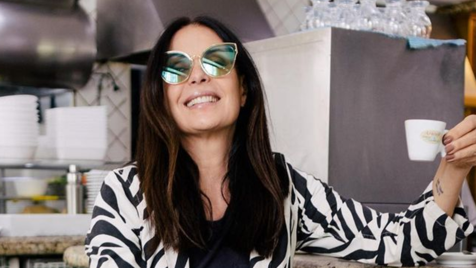 Carolina Ferraz rouba a cena ao tomar café na padaria com look cheio de estilo