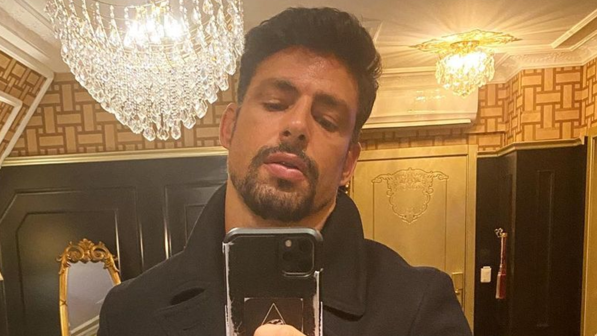 Cauã Reymond comemora entrada na Calçada da Fama de Gramado