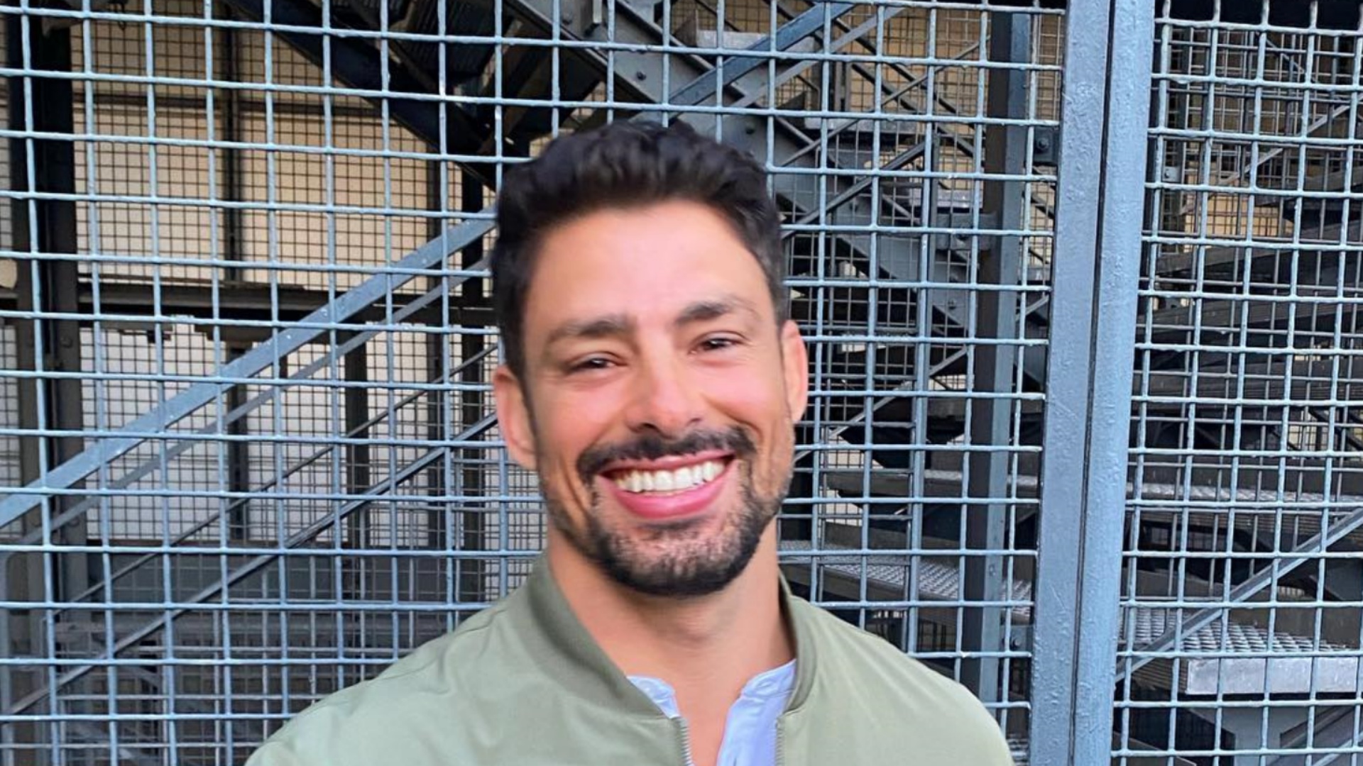 De terno, Cauã Reymond deixa camisa desabotoada e leva web à loucura: ”Obra de arte”