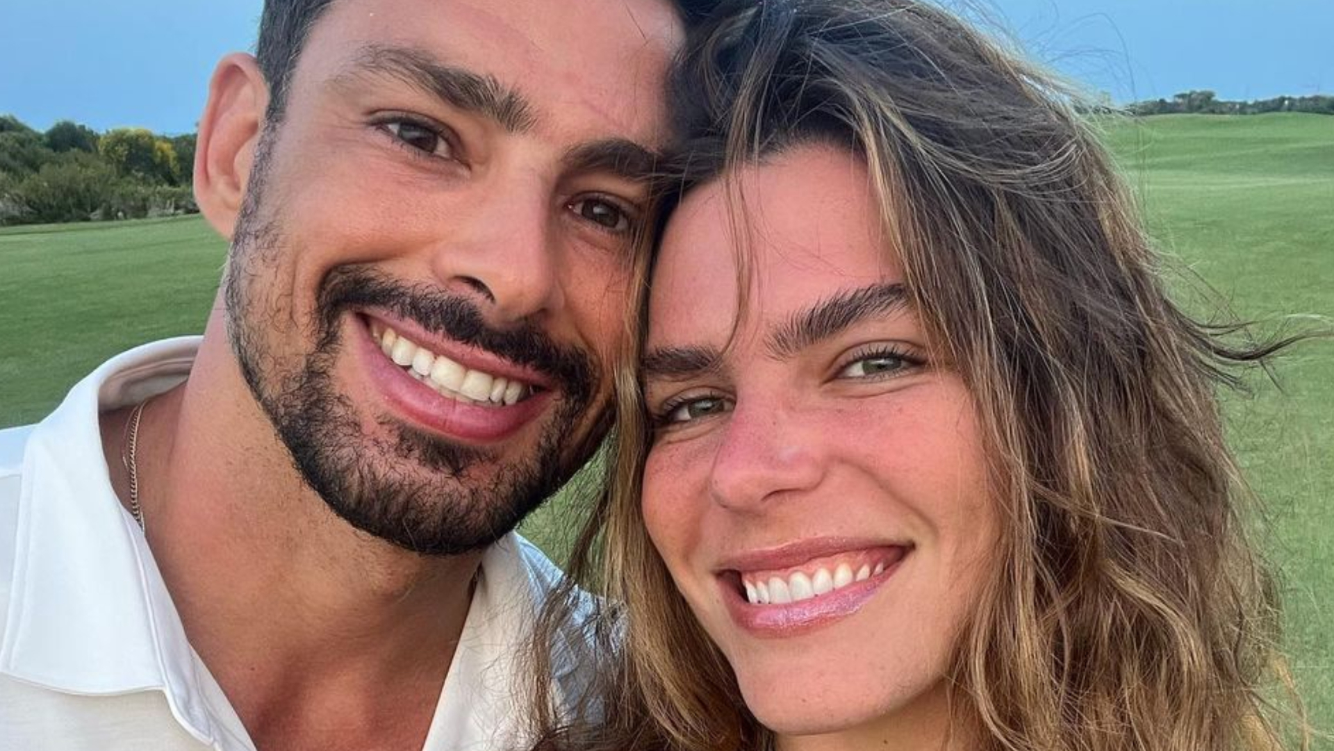 Cauã Reymond surge coladinho com Mariana Goldfarb: ”Em casa”
