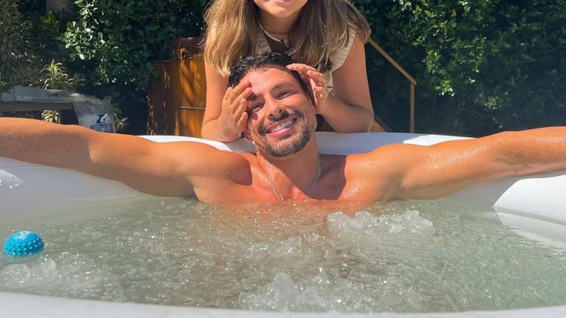 Cauã Reymond posa com a filha, Sofia, em foto rara: “Coração quentinho”