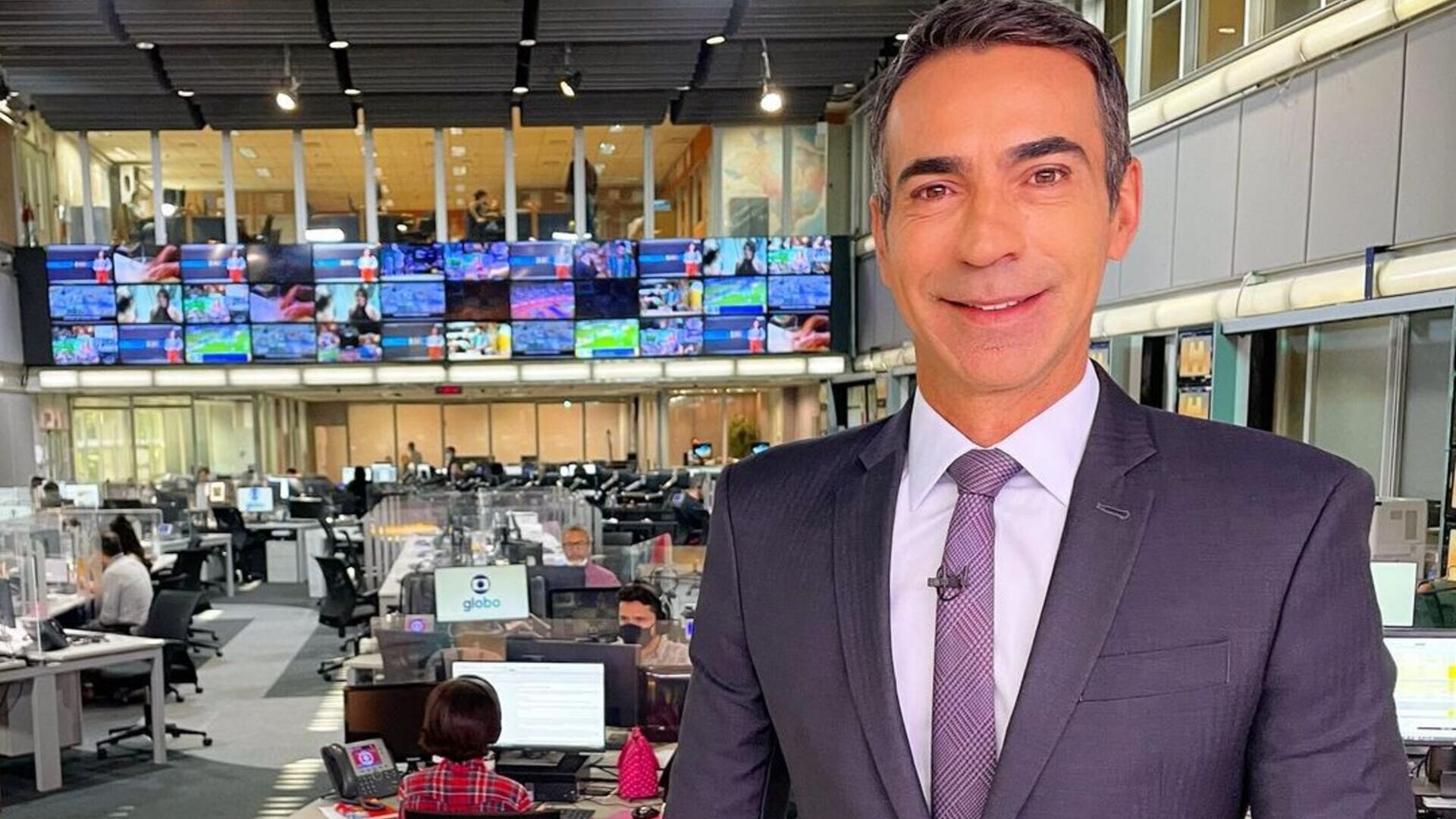 César Tralli surpreende ao aparecer de look casual brincando com a filha