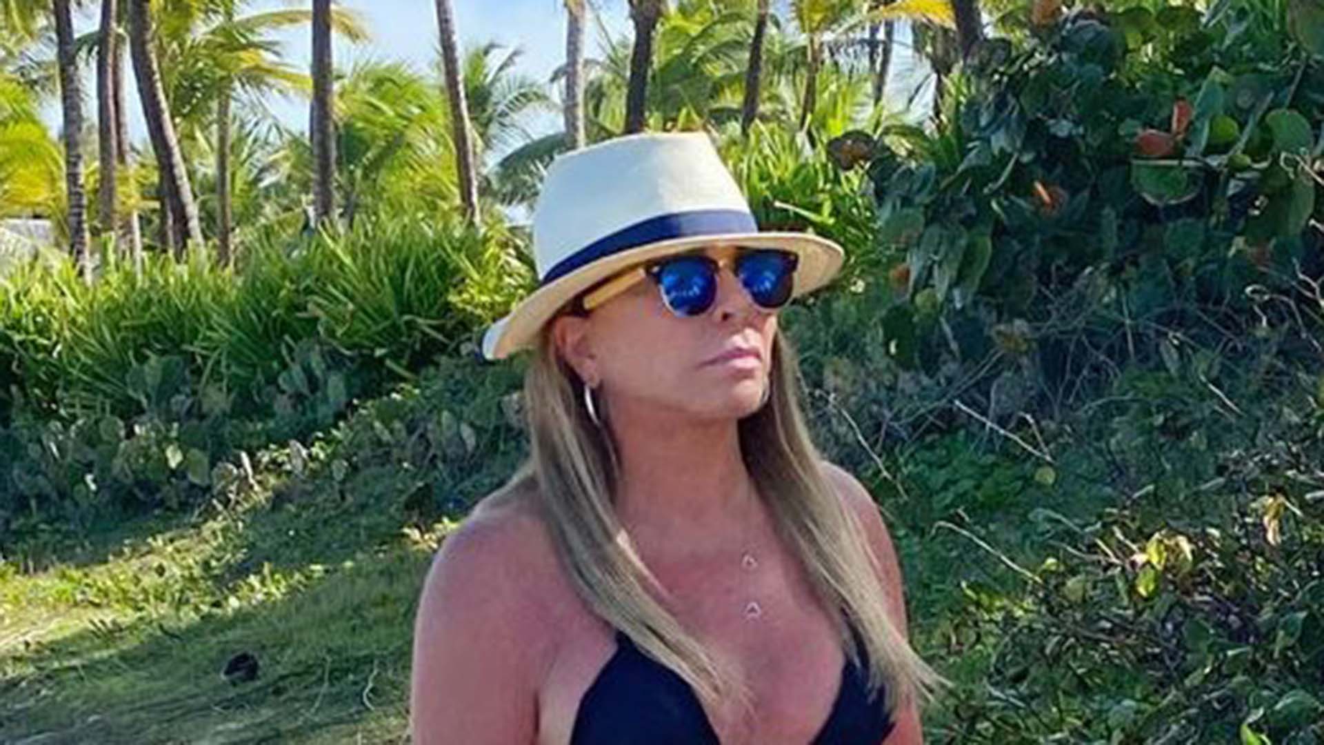De biquíni fininho, Christina Rocha curte passeio na praia