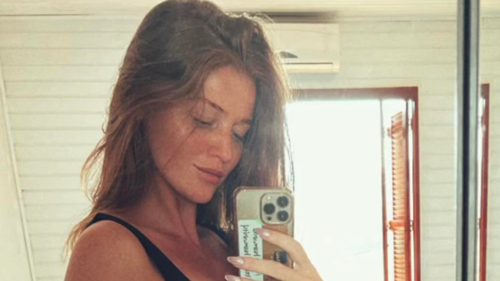 De top e calça, Cintia Dicker mostra barriguinha da primeira filha