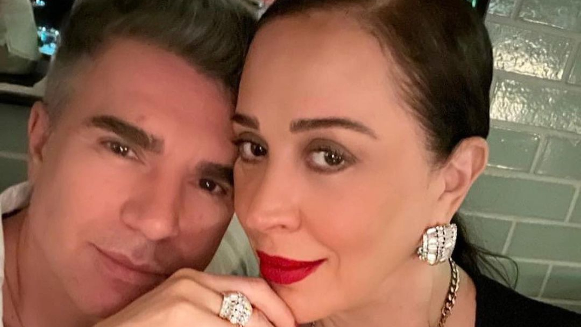 Claudia Raia celebra o aniversário do marido com jantar romântico