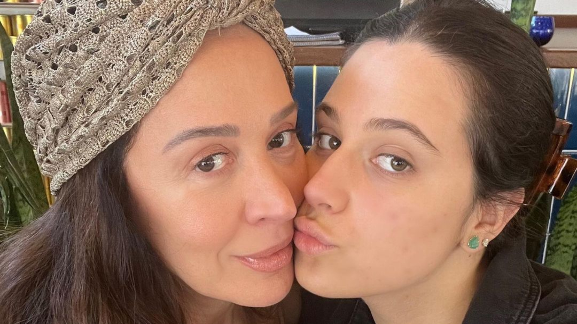 Claudia Raia posa ao lado da filha, Sophia, e seguidores disparam: ”Irmãs?”
