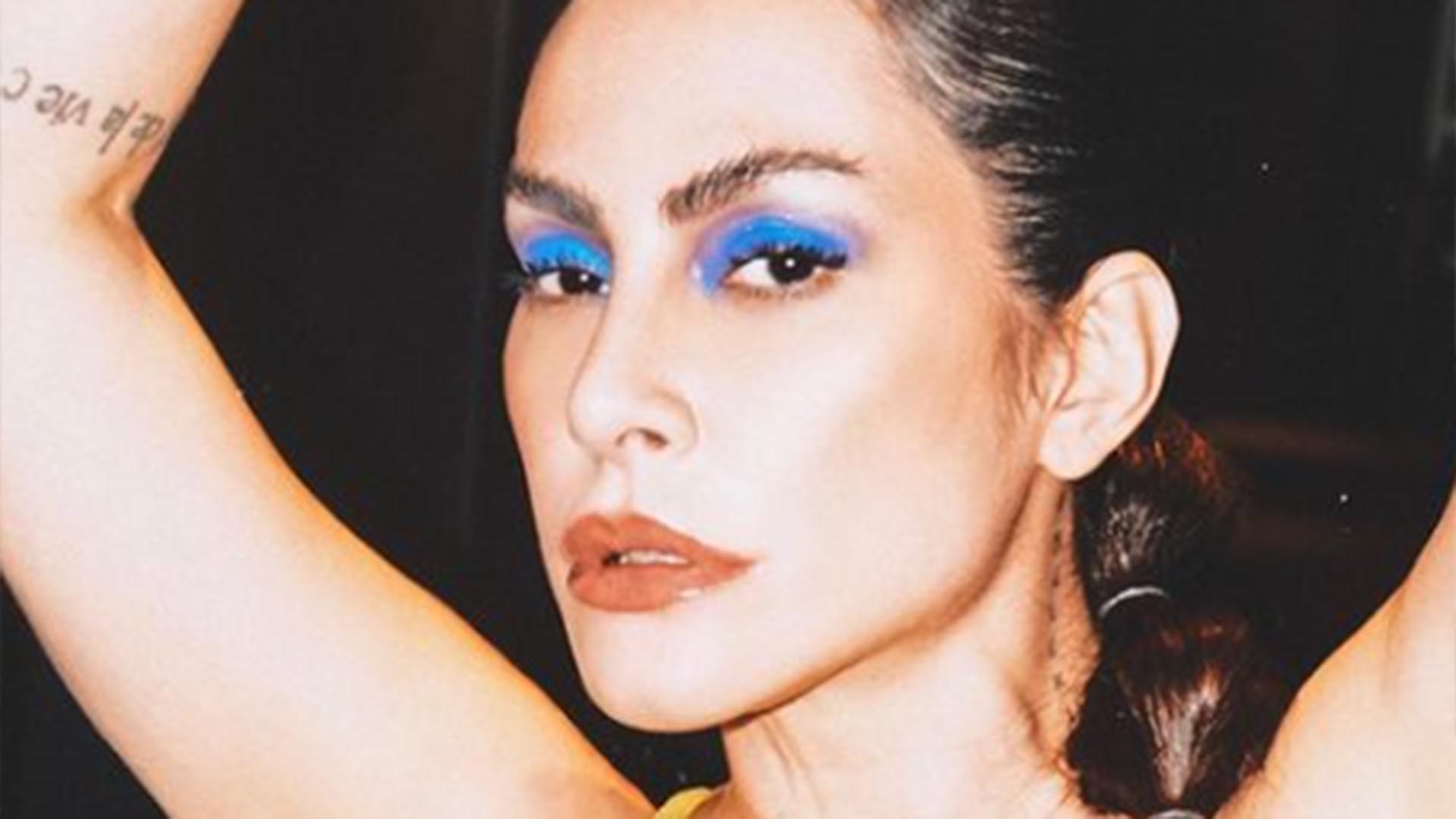 Cleo arrasa ao deixar a cinturinha à mostra em novo look
