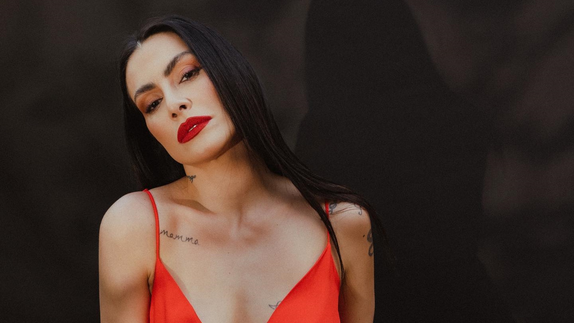 Poderosa, Cleo exibe curvas impecáveis em vestido vermelho e rouba a cena: ”Maravilhosa”