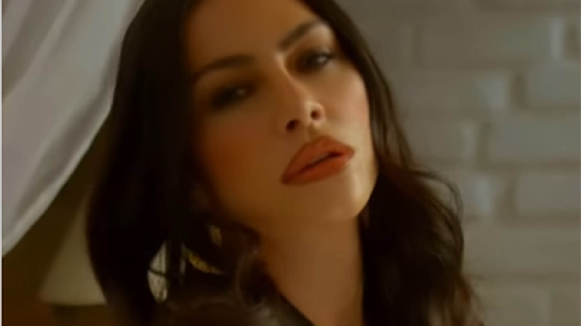 Cleo usa vestido com transparência e esbanja sensualidade