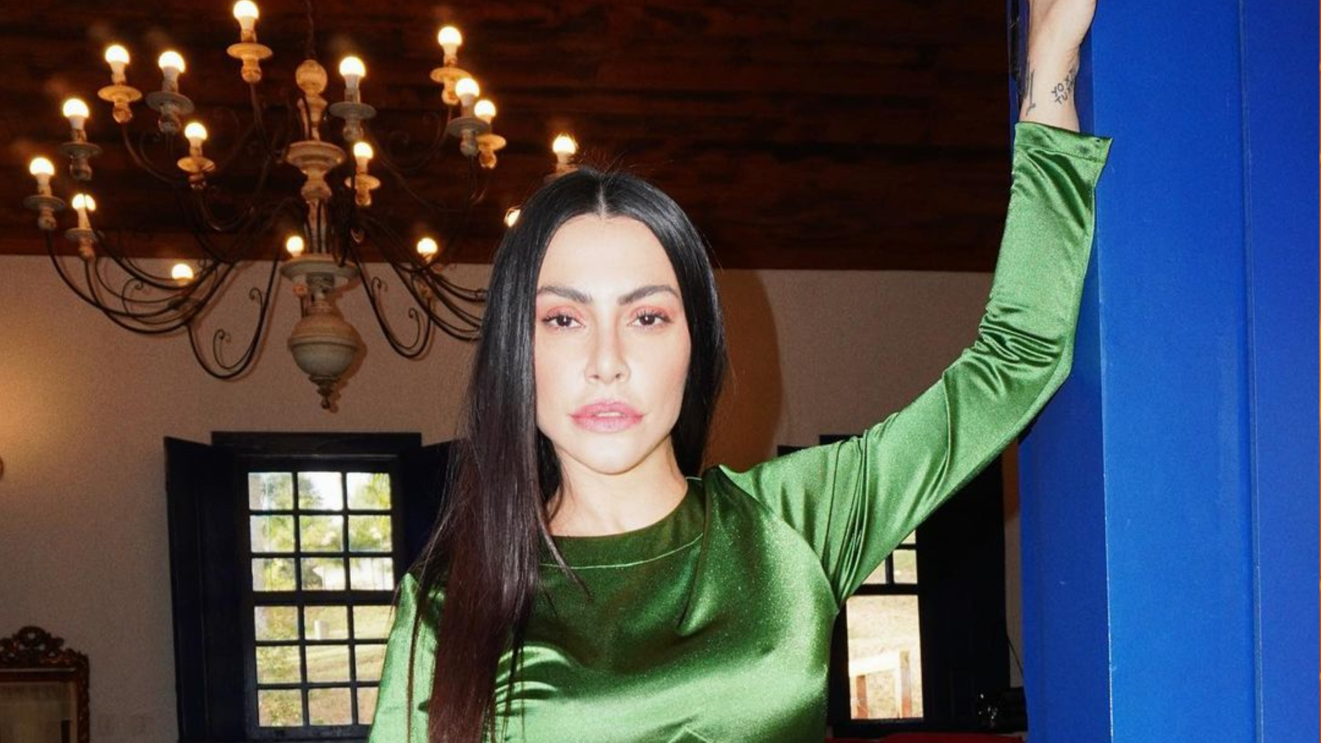 De calça baixa e cropped, Cleo deixa curvas tatuadas à mostra