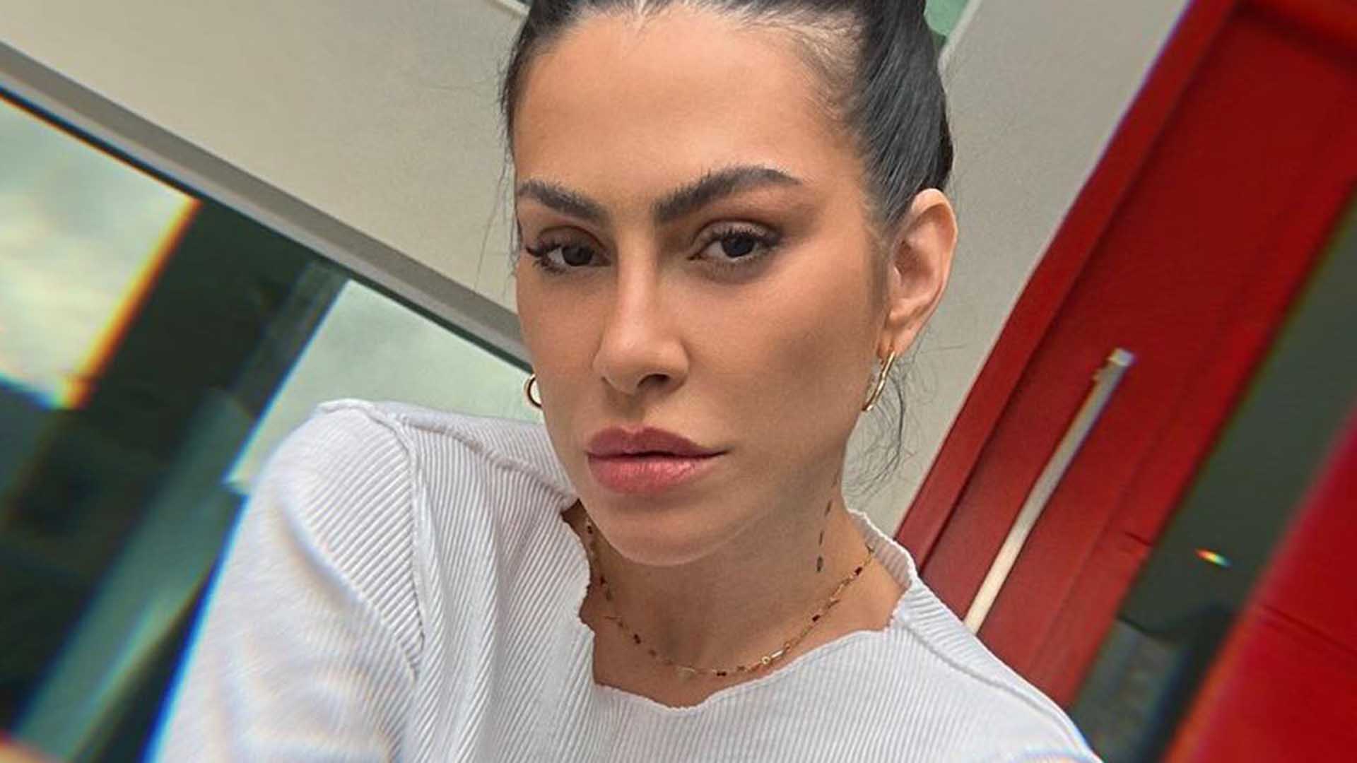 Cleo mostra fotos de benção para o seu amor ao lado da família