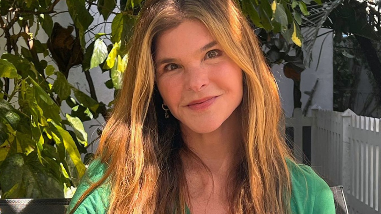 Em Paraty, Cristiana Oliveira mostra corpão em biquíni mínimo aos 58 anos: “Deusa”